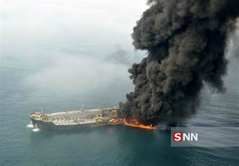 آخرین خبر از وضعیت نفت‌کش ایرانی/ شعله‌های آتش کمتر شده/ اعزام کشتی آتش نشان ژاپنی به منطقه