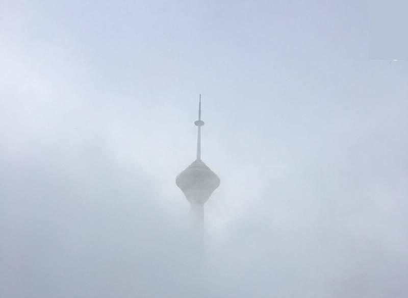 برج میلاد در میان ابرها گم شد+عکس