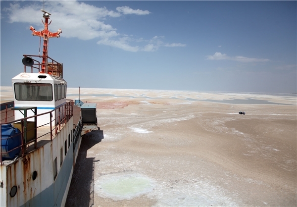 درجه شوری بالای دریاچه ارومیه سبب افزایش نمک در گرد و خاک و طوفان نمک خواهد شد