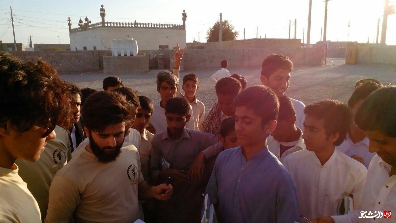 نقوشی از وحدت که دانشجویان جهادگر در کلاس درس حک کردند/ فعالیت گروه جهادی شهید شوشتری در روستای کِب
