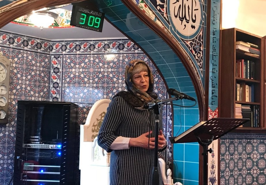 حجاب ترزا می هنگام بازدید از مسجد +تصاویر