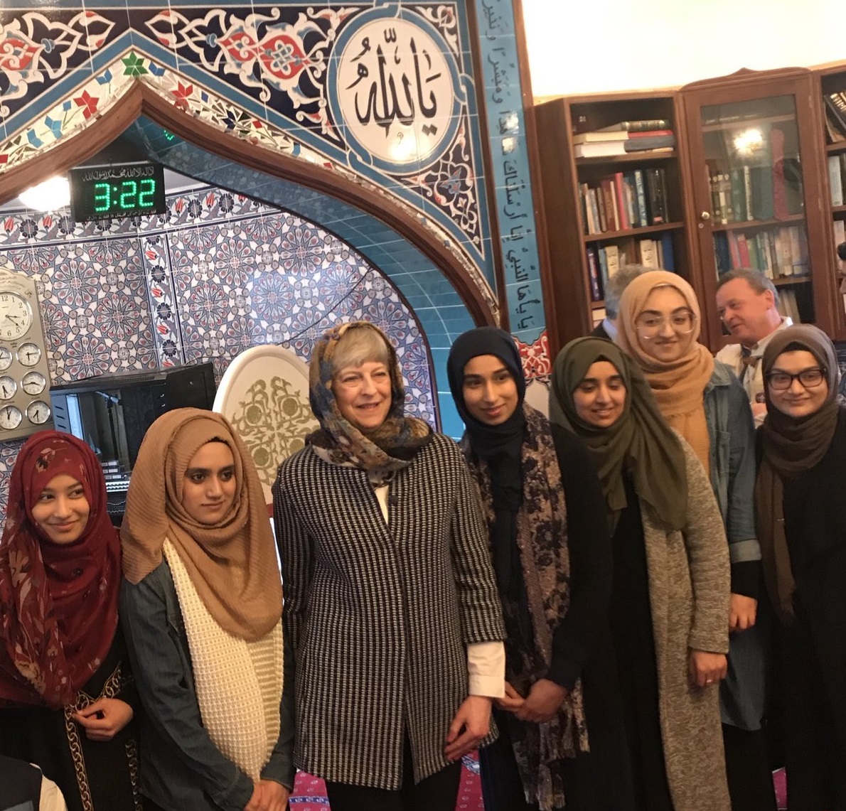 حجاب ترزا می هنگام بازدید از مسجد +تصاویر