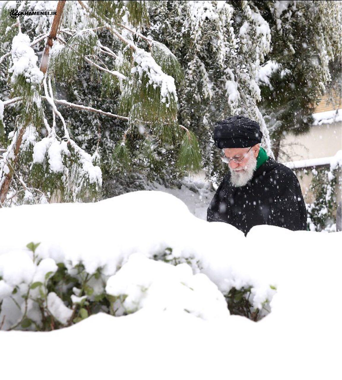 تصویر حضرت آیت خامنه ای در بارش برف امروز تهران