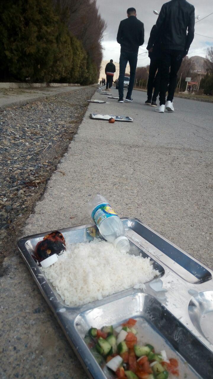 دانشجویان دانشگاه شهرکرد به کیفیت نامناسب غذای سلف اعتراض کردند