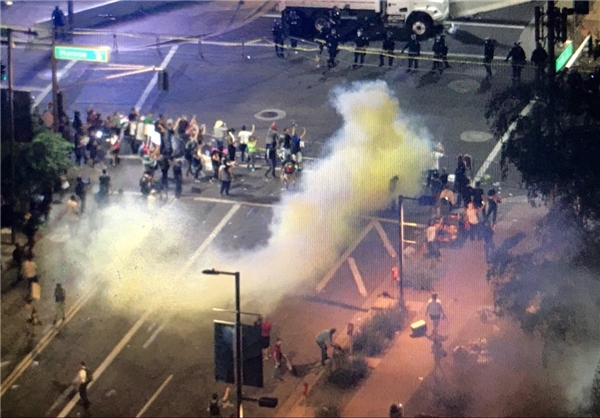 تظاهرات مخالفان ترامپ در آریزونا/ پلیس با گاز اشک آور پاسخ داد