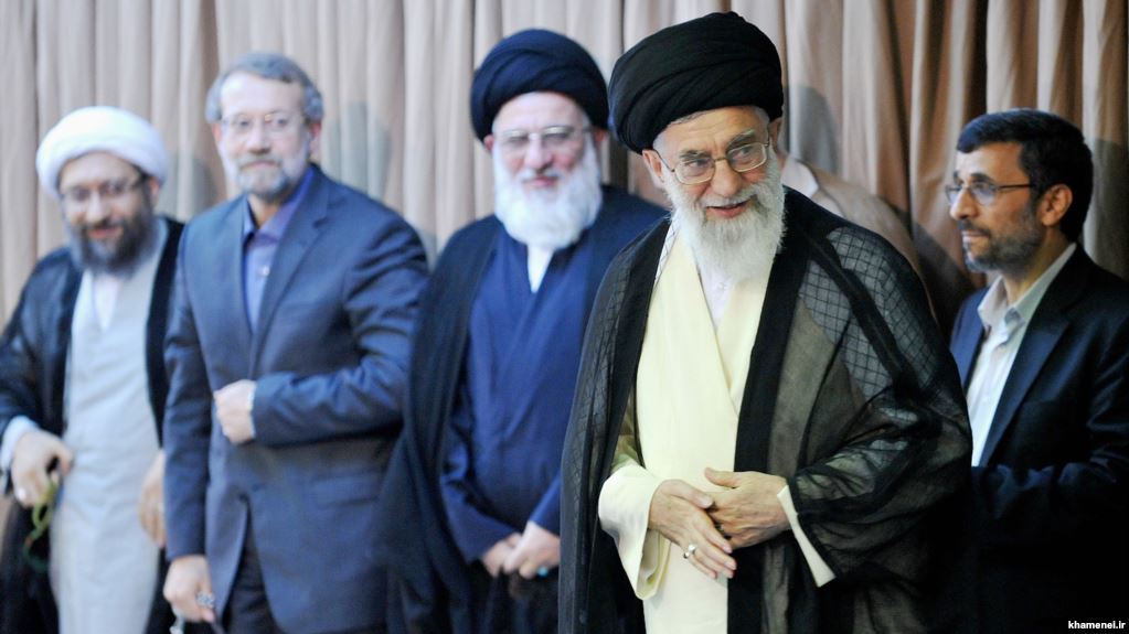 نگاهی به زندگی و زمانه رئیس جدید مجمع تشخیص/ ایستاده با لبخند