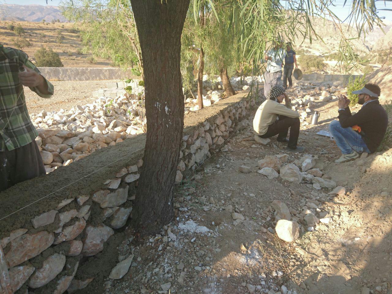 ساخت دیوار مسجدی در روستای پاپون به همت دانشجویان جهادی کازرون + تصاویر