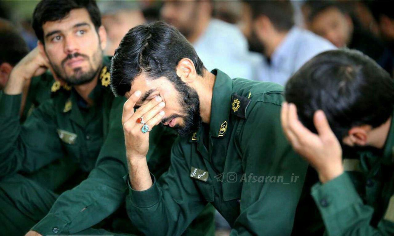 عکس/ گریه‌های شهید حججی در مراسم یادبود یکی از همرزمانش با لباس پاسداری