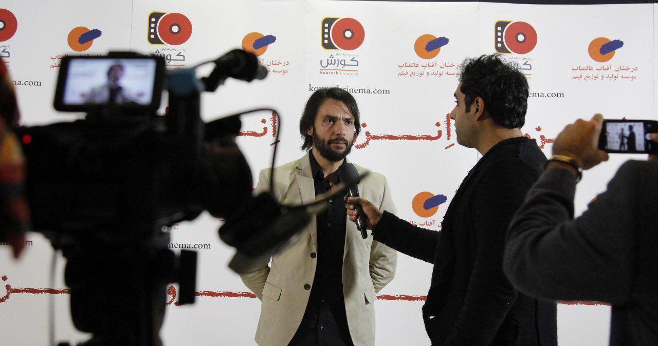 نخستین اکران مردمی فیلم «انزوا» به جمشید هاشم‌پور تقدیم شد