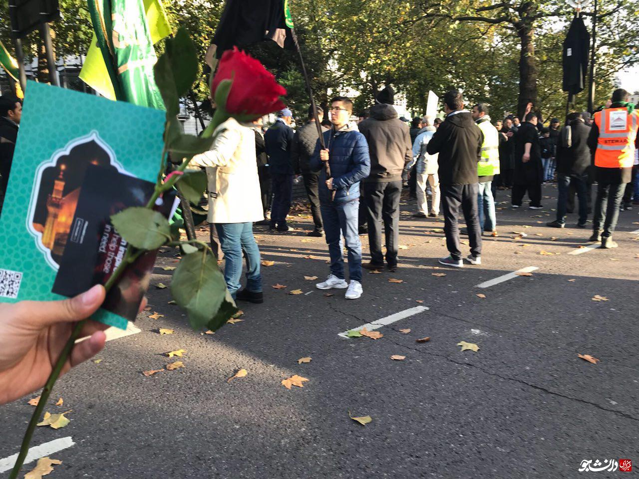 اهدای گل و توزیع جزوه اهداف قیام امام حسین در قلب لندن