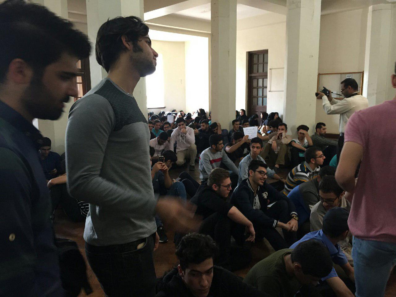 دانشجویان در ساختمان اداری دانشگاه تحصن کردند/ در چهارمین روز اعتراض کلاس‌ها همچنان تعطیل است