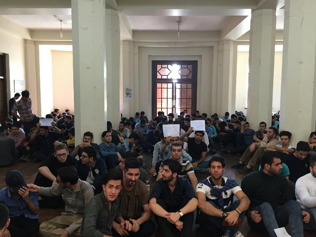 دانشجویان در ساختمان اداری دانشگاه تحصن کردند/ در چهارمین روز اعتراض کلاس‌ها همچنان تعطیل است