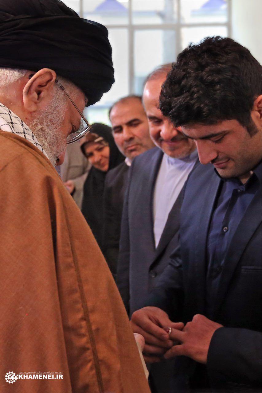 عکس/ اهدای انگشتر رهبر انقلاب به علیرضا کریمی
