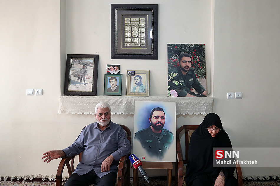 یک ساعت دیدار شیرین با خانواده «قهرمان بهارستان»/ پدر شهید جواد تیموری: آرزویمان دیدار حضرت آقاست