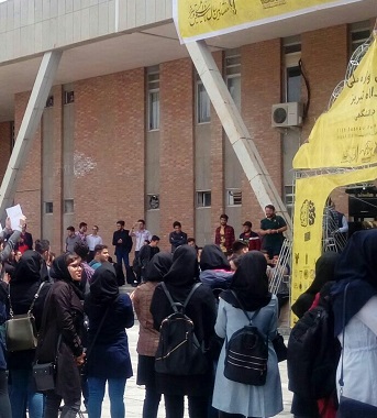 دانشجویان دانشگاه تبریز در اعتراض به مشکلات رفاهی تجمع کردند /مسئولان دانشگاه حاضر به حل مشکلات نیستند