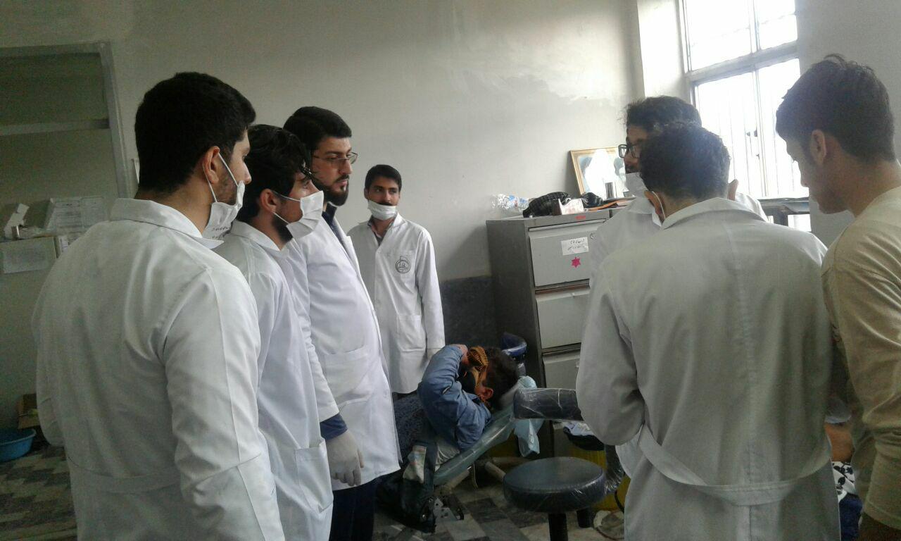 داروخانه سیار گروه جهادی شهید هادی بوشهر داروی روستاییان را تامین می کند