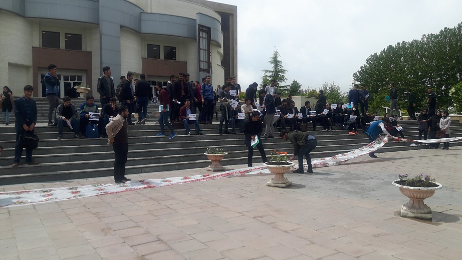دانشجویان دانشگاه ارومیه در اعتراض به مشکلات آموزشی و صنفی تجمع کردند/ دانشگاه پولی نمی‌خواهیم