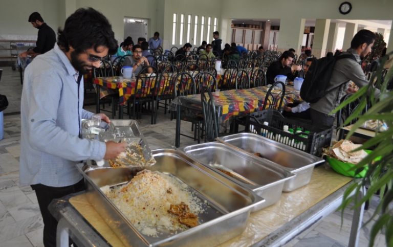 غذای بی کیفیت دانشگاه ارومیه صدای دانشجویان را در آورد/ مقصر اصلی مسئول خرید دانشگاه است