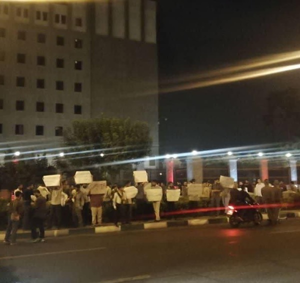 دانشجویان شب گذشته در مخالفت با FATF تجمع کردند/ آخرین هشدارها در چند قدمی مجلس+ فیلم