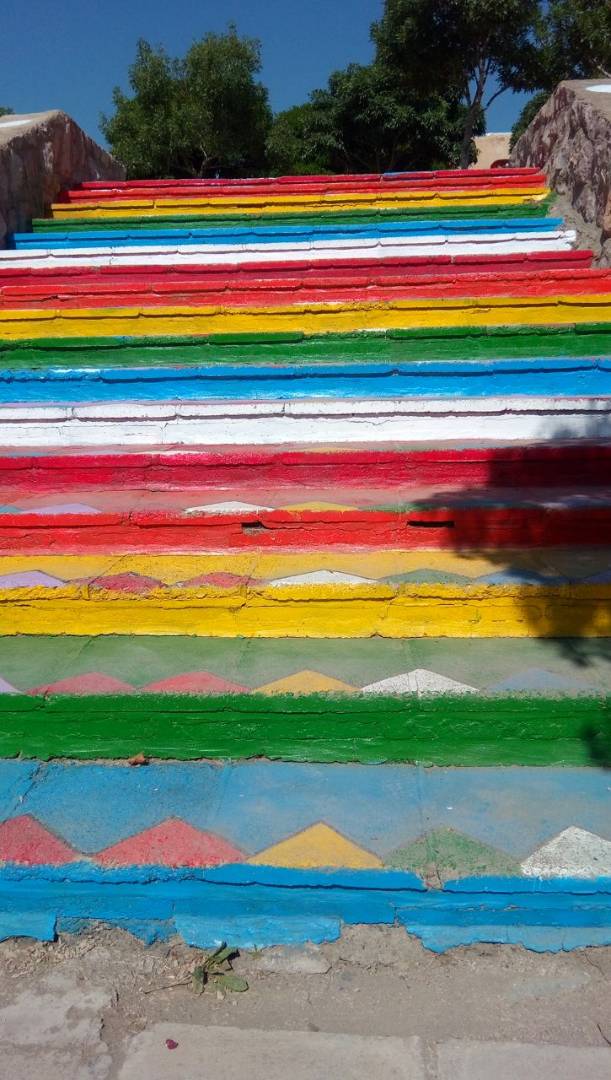 رنگین کمان همجنسگرایان درپله های دانشگاه کردستان نقش بست