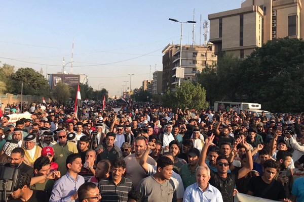 تظاهرات کنندگان عراق: سفارت آمریکا در بغداد منبع تروریسم است +تصاویر