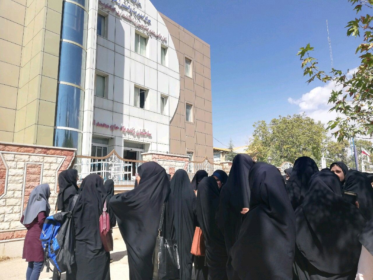 تجمع دانشجویان دانشگاه فرهنگیان کهگیلویه و بویراحمد/ دانشجویان را به خوابگاه زلزله‌زده و غیر قابل سکونت منتقل کردند!