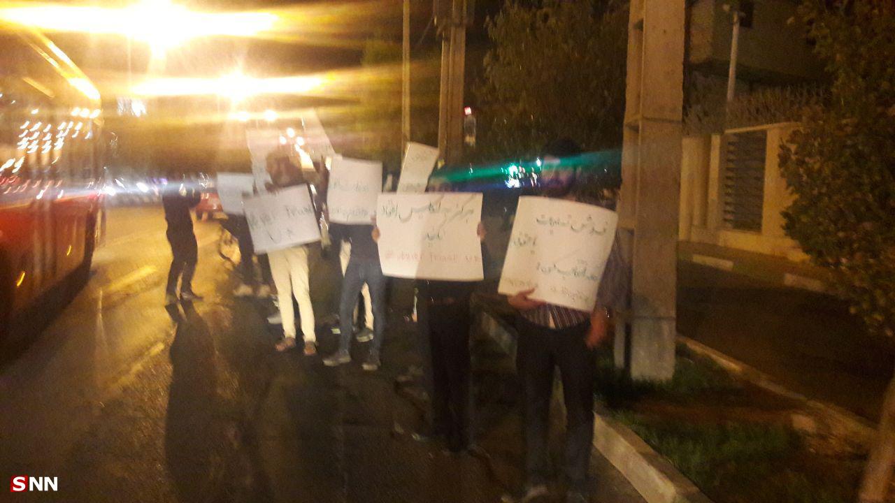 دانشجویان یزدی در اعتراض به سفر سفیر انگلیس به این استان اعتراض کردند+ تصاویر و فیلم