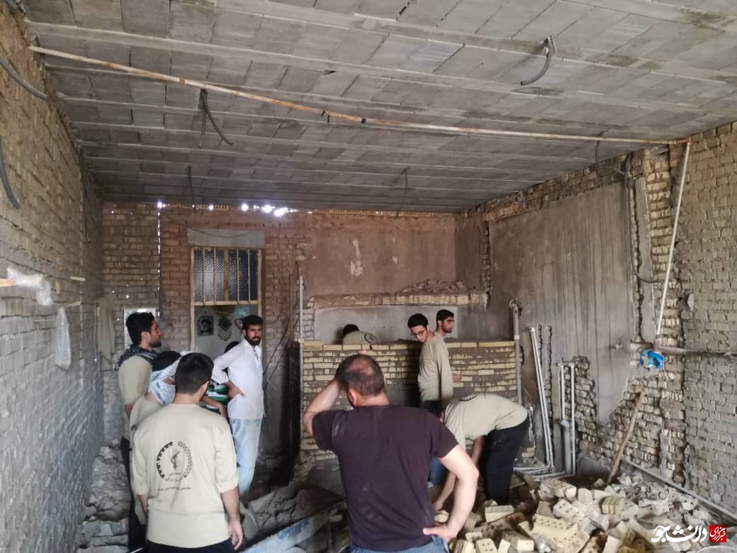 دانشجویان جهادگر علوم پزشکی اهواز در منطقه عین دو فعالیت دارند/ بازسازی خانه خانواده‌ای نیازمند توسط گروه جهادی شهید بقایی