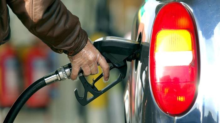 دولت به فکر افزایش قیمت بنزین/ دولت مجوز افزایش قیمت بنزین در سال ۹۷ را دارد