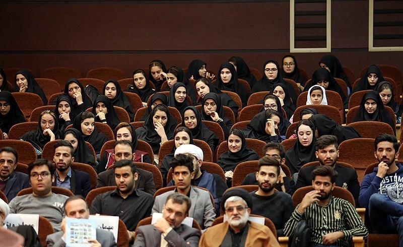 وقتی امام جمعه مشهد از ایستادن دانشجویان معذب است/دانشجویان هرچه دل تنگشان خواست، پرسیدند!