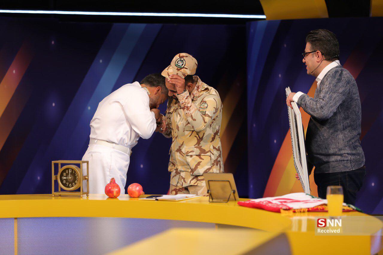 بوسه فرمانده ارتشی بر دستان سرباز فداکار + عکس