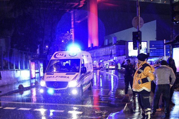 حمله زندانی فراری با سلاح سرد در استانبول/ ۹ نفر زخمی شدند