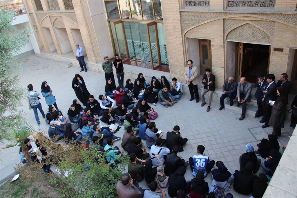 دانشجویان دانشگاه هنر اصفهان  در اعتراض به مشکلات صنفی تجمع کردند+ تصاویر