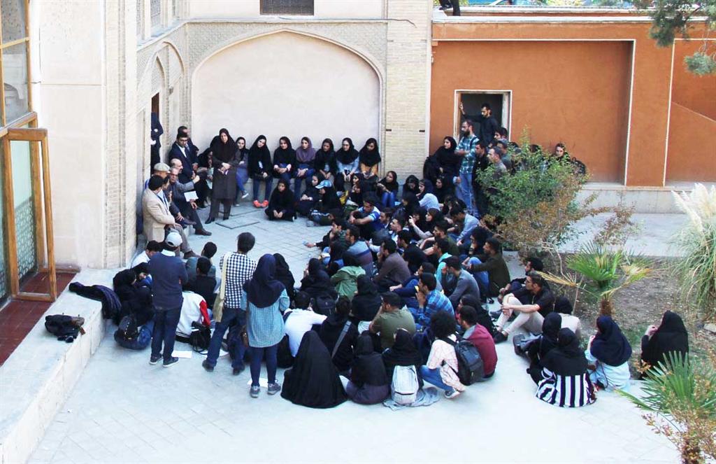 دانشجویان دانشگاه هنر اصفهان  در اعتراض به مشکلات صنفی تجمع کردند+ تصاویر