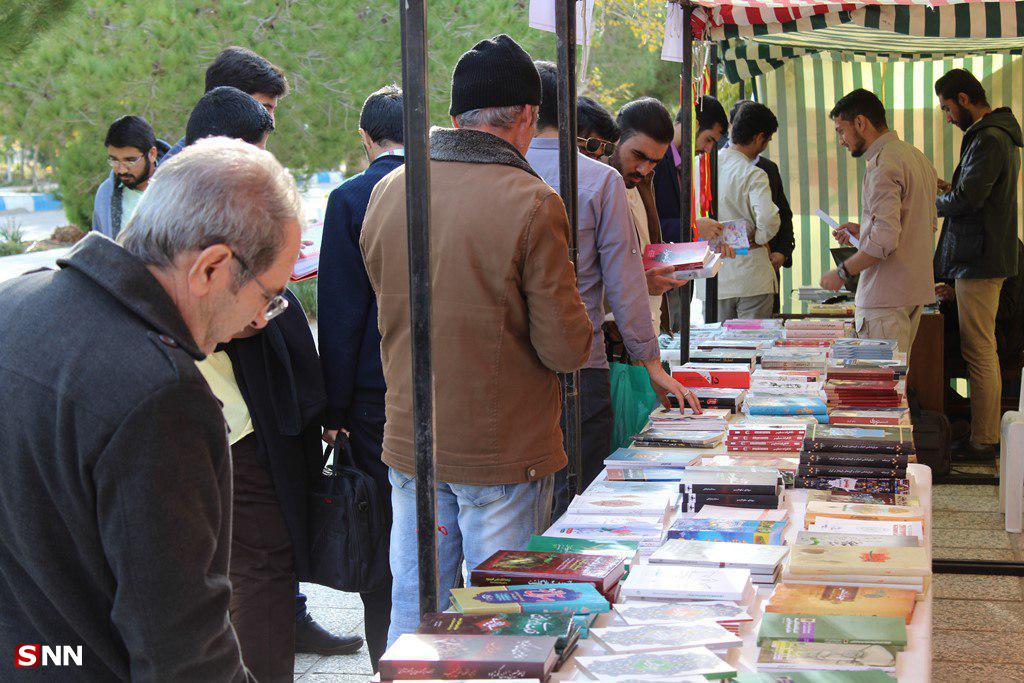 نمایشگاه کتابی به همت بسیج دانشجویی دانشگاه سمنان در حال برگزاری است/ افزایش سرانه مطالعه در کشور از اهداف برگزاری