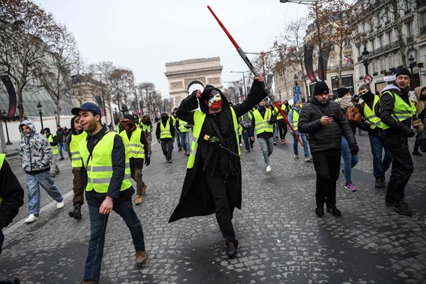 تظاهرات معترضان فرانسوی در خیابان‌های پاریس برای پنجمین هفته متوالی +عکس و فیلم