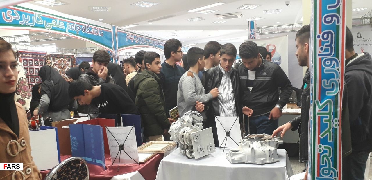 نمایشگاه دستاورد‌های پژوهشی، فناوری و فن بازار استان ایلام در دانشگاه افتتاح شد