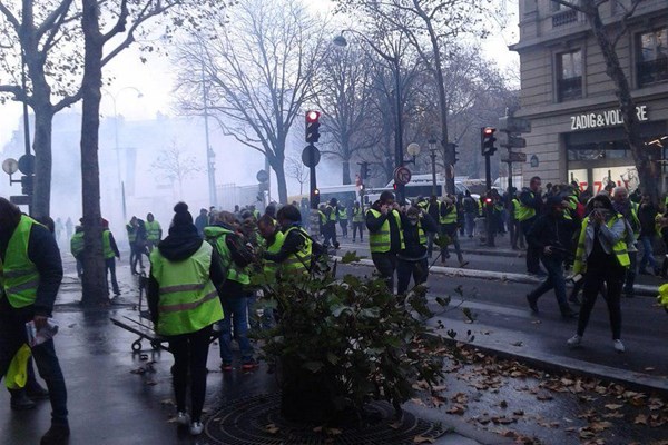 آشوب دوباره فرانسه را فرا گرفت/ برخورد با معترضان با گاز اشک‌آور و ماشین‌آب‌پاش +عکس و فیلم