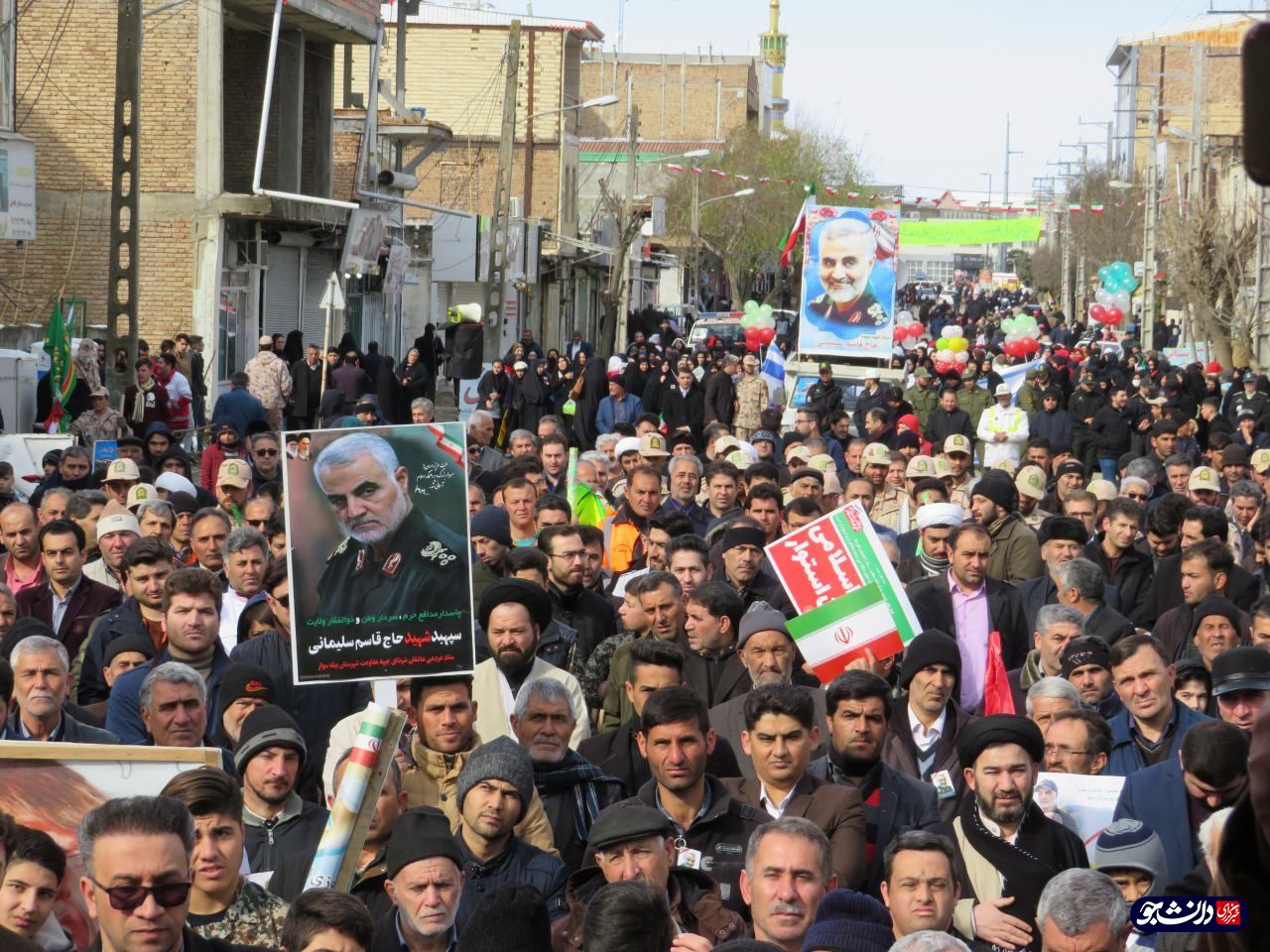 دانشجویان اردبیلی در کنار مردم این استان در راهپیمایی ۲۲ بهمن شرکت کردند