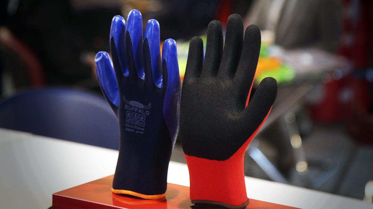 دستکش‌های روغن گریز ایرانی راهی بازار ۴ قاره جهان می‌شود