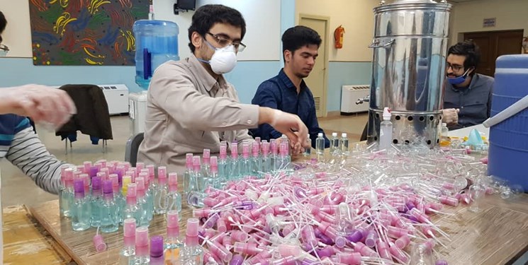 ۸۰۰ مایع ضدعفونی توسط دانشجویان دانشگاه علم و صنعت در محله‌های تهران توزیع شد