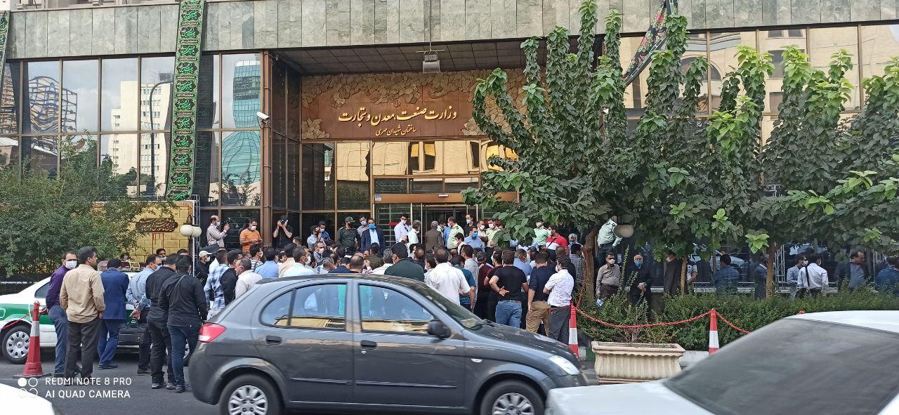 تجمع صنفی مقابل وزارت صمت در اعتراض به گرانی مرغ و تخم مرغ
