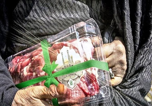 دانشجویان علوم پزشکی قم به توزیع گوشت قربانی در بین نیازمندان می‌پردازند