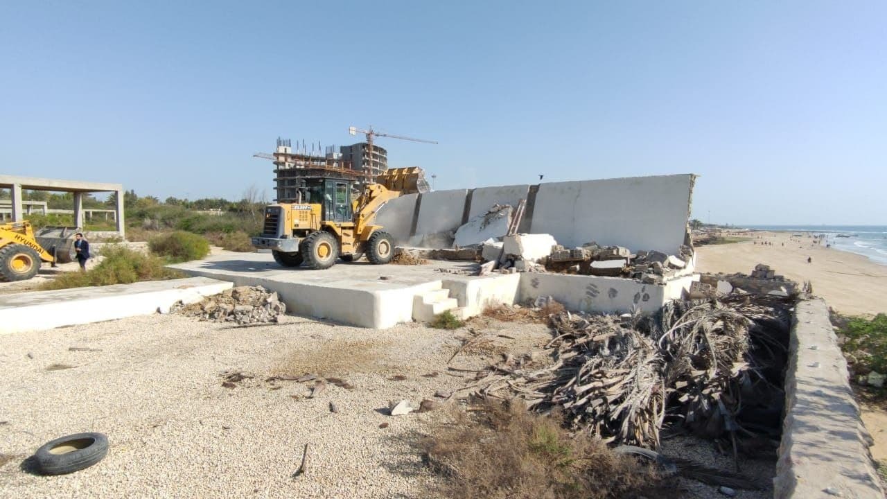 رفع تصرف از ۱۰ کیلومتر سواحل جزیره قشم/ تخریب دیوار ویلا‌های اختصاصی دولتی