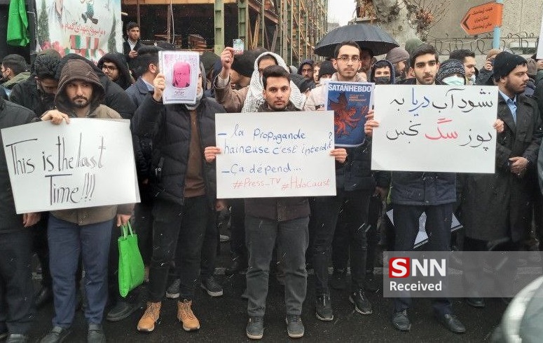 تجمع دانشجویان دانشگاه‌های تهران در مقابل سفارت فرانسه