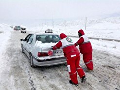 کمک‌رسانی امدادگران به حادثه‌دیدگان کولاک برف در چهارمحال و بختیاری