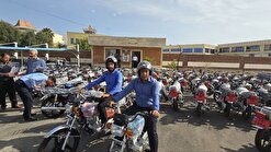 بهورزان جنوب کرمان با موتور سیکلت به روستا‌ها می‌روند
