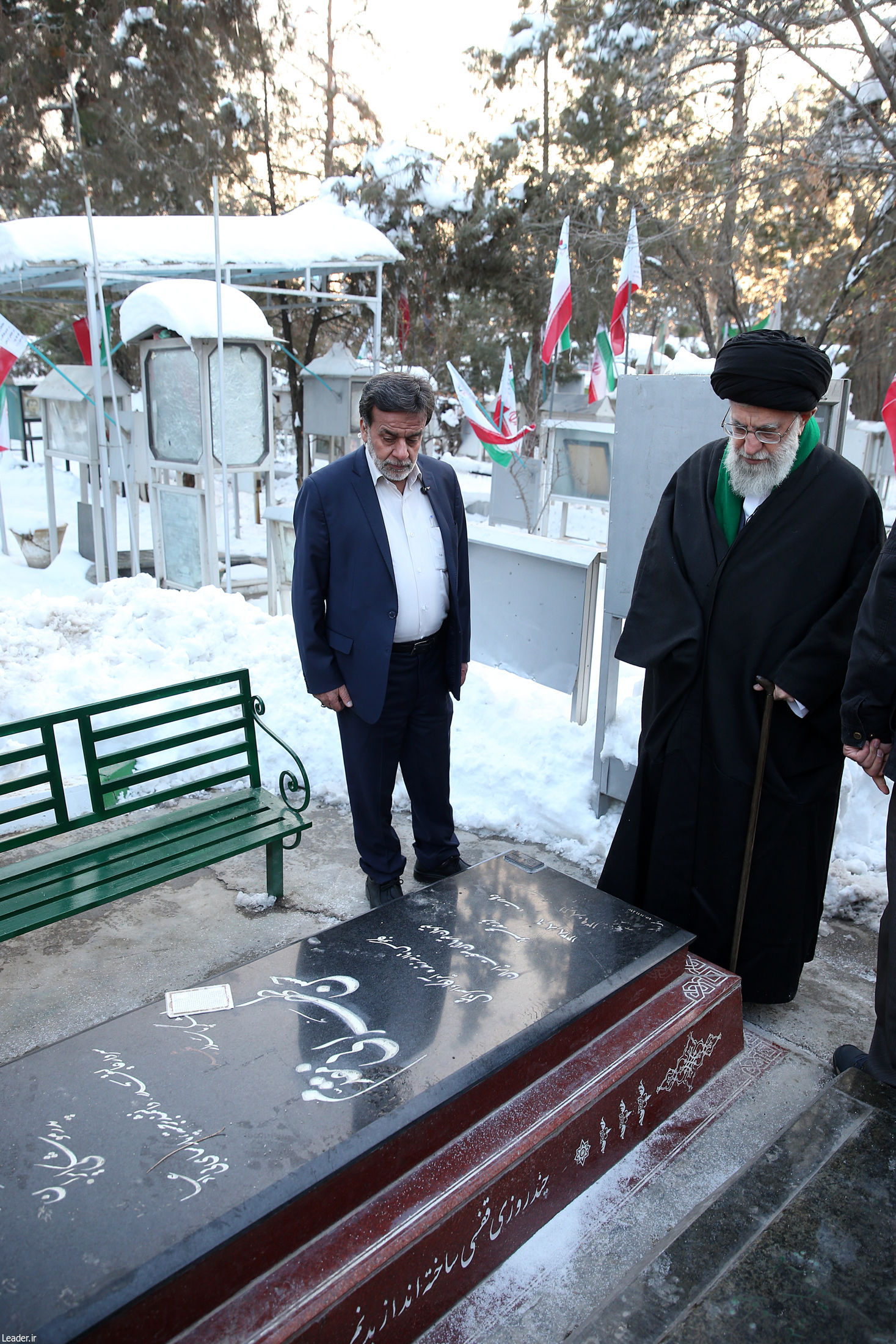 رهبر انقلاب در مرقد مطهر امام راحل و گلزار شهدای بهشت زهرا حضور یافتند رهبر انقلاب در مرقد مطهر امام راحل و گلزار شهدای بهشت زهرا حضور یافتند