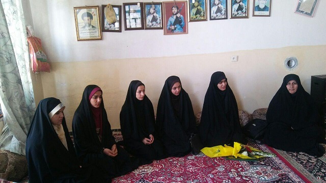 دانشجویان خواهر دانشگاه های استان کهگیلویه و بویراحمد با مادران شهدا دیدار کردند