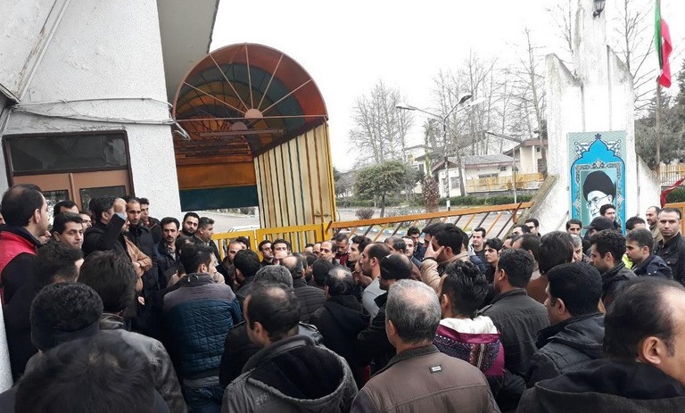کارگران  ایران پوپلین از  بی مسئولیتی مدیریت کارخانه رنج می برند